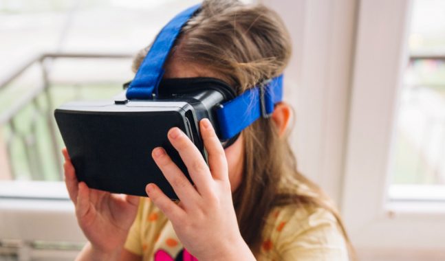 Petite fille utilisant un casque de réalité virtuelle