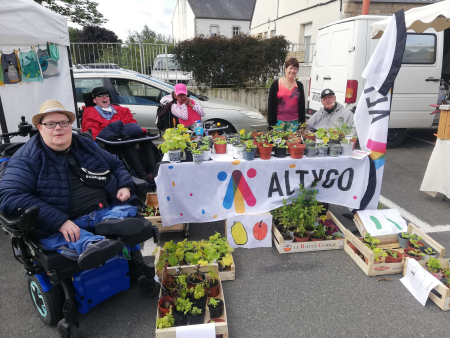 Les résidents de la MAS Le Chêne Vert vendent leurs plants au marché de Plouha.